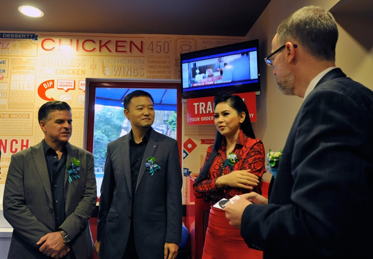 Chiều tối ngày 5/8, cửa hàng Dominos trên đường Tô Hiến Thành, Đống Đa, Hà Nội, tiến hành lễ khai trương. Đây là cửa hàng Dominos thứ hai được mở tại Hà Nội, với đối tác nhượng quyền là công ty thực phẩm thuộc tập đoàn của ông Johnathan Hạnh Nguyên. Ông chủ của tập đoàn IPP không xuất hiện tại buổi lễ này nhưng vợ ông, Tổng giám đốc Lê Hồng Thủy Tiên lại có mặt khá sớm và là một trong hai quan khách phát biểu trong lễ cắt băng khánh thành.