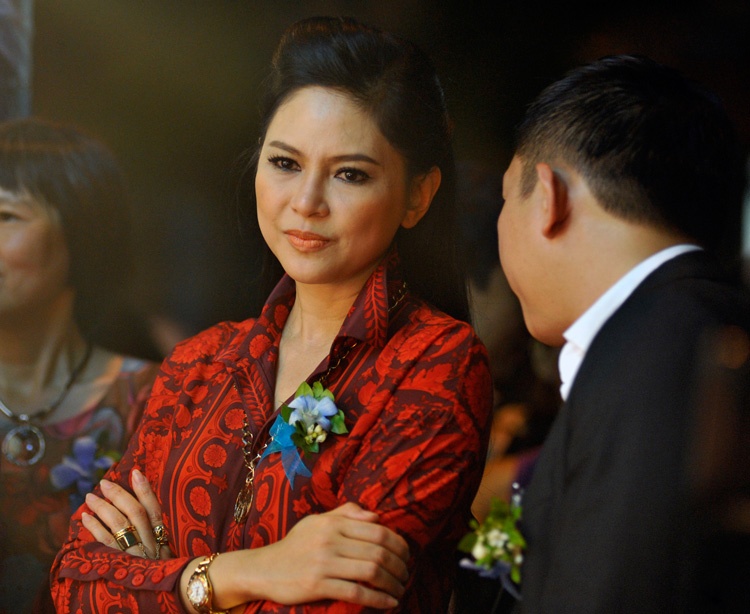  Trong lần xuất hiện này, bà Thủy Tiên mặc bộ đồ màu đỏ, trùng với một trong hai màu trang trí chính tại cửa hàng. 