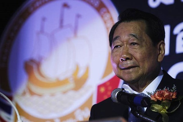 Trong xếp hạng của tạp chí danh tiếng Forbes, tỷ phú Dhanin Chearavanont, 75 tuổi, người Bangkok đứng đầu danh sách 40 người giàu nhất Thái Lan. Ông Dhanin bắt đầu làm giàu từ nghề sản xuất thức ăn cho gia cầm và phất lên nhanh chóng do ngành nông nghiệp này hết sức phát triển ở Thái Lan.