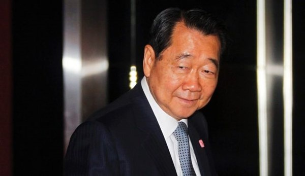 Về tính cách, tỷ phú Thái Lan là một người có cá tính mạnh. Ông luôn gìn giữ bản sắc của dân tộc. Trong nhà ông, mọi người đều phải nói tiếng Quảng Đông (tỷ phú Dhanin là người Thái gốc Hoa). Nhiều người còn nhận xét, ông nói tiếng Hoa giỏi hơn tiếng Thái tuy sinh ra và lớn lên ở đất nước chùa vàng. 