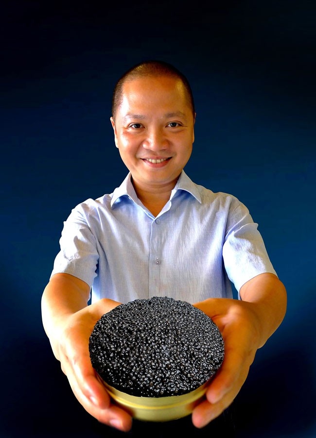 Trứng cá tầm Việt hiện chỉ được bán với giá bằng 1/4 so với thế giới, nhưng vẫn mang lại tài sản lên tới hàng triệu USD cho ông chủ trang trại Lê Anh Đức.