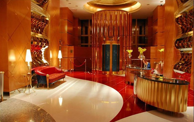 Giá dịch vụ tại Burj Khalifa được xem là đắt đỏ nhất thế giới. Căn hộ một phòng ngủ tại đây có giá thuê 55.000USD/năm nhưng phí dịch vụ lên đến <abbr class=