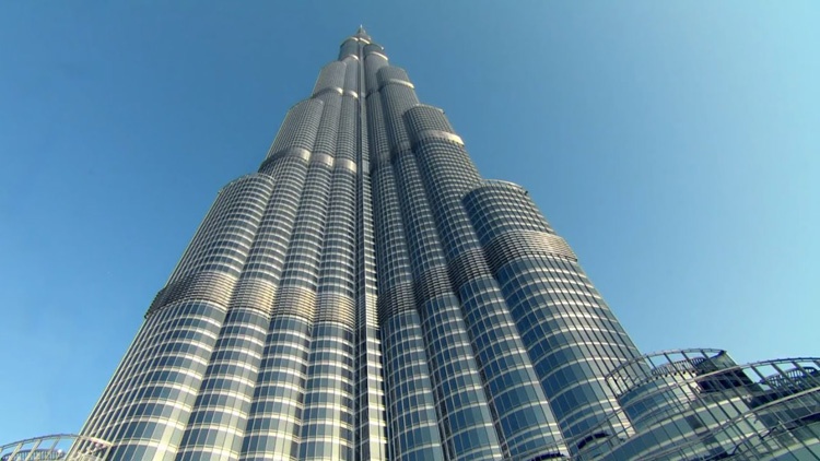 Dù hình dạng của Burj Khalifa được mô tả là lấy cảm hứng từ những bông hoa ba cánh của sa mạc nhưng nó lại được miêu tả là 