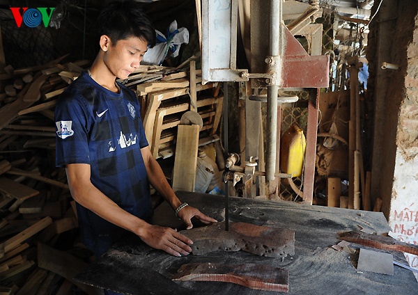 Tuy nhiên, để làm ra được những chiếc khuôn bánh Trung thu như vậy người thợ phải trải qua rất nhiều công đoạn và tốn công sức. Đầu tiên là khâu chọn gỗ sau đó chia ra nhưng miếng nhỏ để tạo phôi. Gỗ dùng làm khuôn phải là gỗ thị hoặc xà cừ còn tươi, không được ngâm nước. 