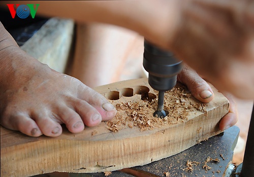 Sau đó phôi gỗ sẽ được bào nhẵn, vẽ hình, khoan để tạo khuôn cơ bản. 