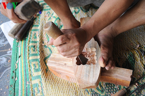 Công đoạn quan trọng nhất là đục họa tiết cho khuôn. Điều này đòi hỏi người thợ phải khéo léo, cẩn thận bởi nếu lệch một chút là chiếc khuôn có thể phải bỏ đi.