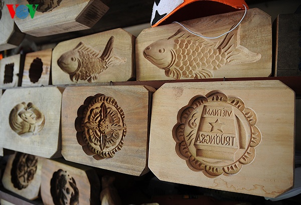 Ben trong xuong lam khuon banh Trung thu co hinh Truong Sa hinh anh