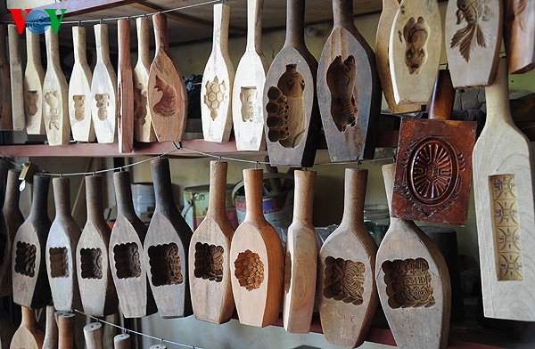 Bên cạnh đó là những mẫu khuôn truyền thống như hoa, chim phượng, rồng, cá chép và con thú... 