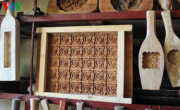 Ngoài ra, cũng có những mẫu khuôn lạ như, mẫu khuôn bánh được chia ra làm 30 chiếc bánh nhỏ khác nhau...