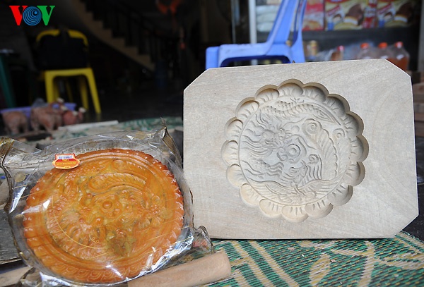 Mẫu khuôn gỗ hình rồng phượng sau khi hoàn thành và cho ra sản phẩm. Giá của những chiếc khuôn gỗ này dao động từ vài trăm nghìn cho tới vài triệu đồng tùy theo độ tinh xảo và kích thước.