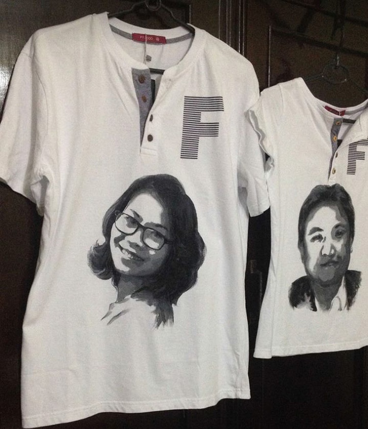 Những bức tranh chân dung đen trắng trên chất liệu vải áo.