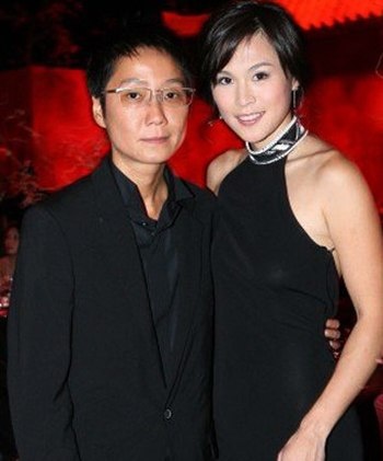 33 tuổi, từng tốt nghiệp đại học tại Manchester, Gigi hiện là giám đốc điều hành công ty của cha, Cheuk Nang, đồng thời điều hành một công ty quản lý người mẫu và PR có tên Haut Monde Talent. Gigi từng hẹn hò với cả nam giới và phụ nữ. Cô luôn cởi mở và thành thật về những mối quan hệ của mình với gia đình. Tuy nhiên, mẹ cô không chấp nhận chuyện con gái đồng tính. Gigi nhớ rằng năm 16 tuổi, khi cô kể với mẹ về mối quan hệ với một cô gái, mẹ cô 