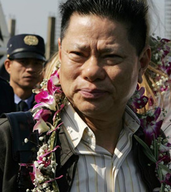 Không sống ở Việt Nam nhưng vị này thường xuyên làm tham gia công tác từ thiện, thông qua việc xây nhà ở cho người nghèo.