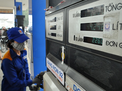 Tu 15h, gia dau giam, xang giu nguyen hinh anh