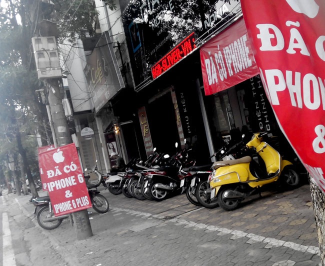 Biển hiệu quảng cáo iPhone xuất hiện nhiều, dù sản phẩm này đang