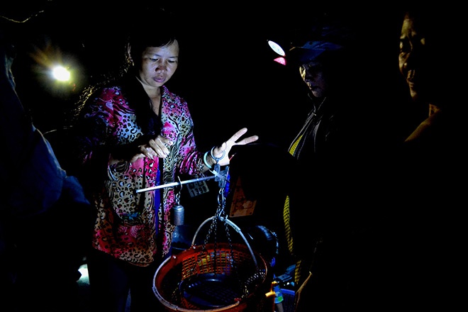 Tổ chức thu mua, cân đo đong đếm theo phong cách “chân quê”.