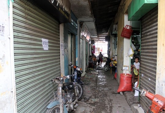 Các sạp ở chợ Bình Triệu (quận Thủ Đức) ẩm thấp, lối đi nhỏ hẹp cũng có rất ít tiểu thương vào buôn bán.