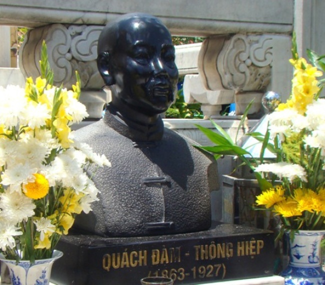 Tượng ông Quách Diễm (Quách Đàm).