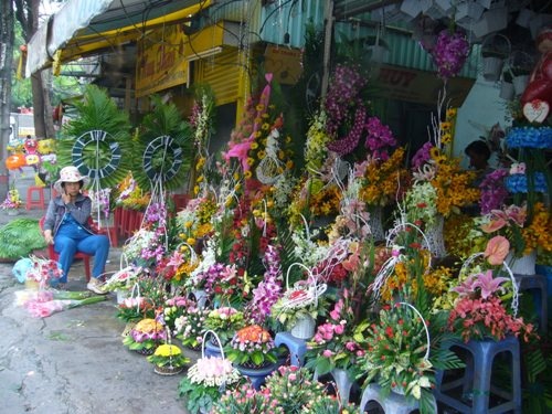 Hoa hong tang gia gap doi truoc le 20/10 hinh anh