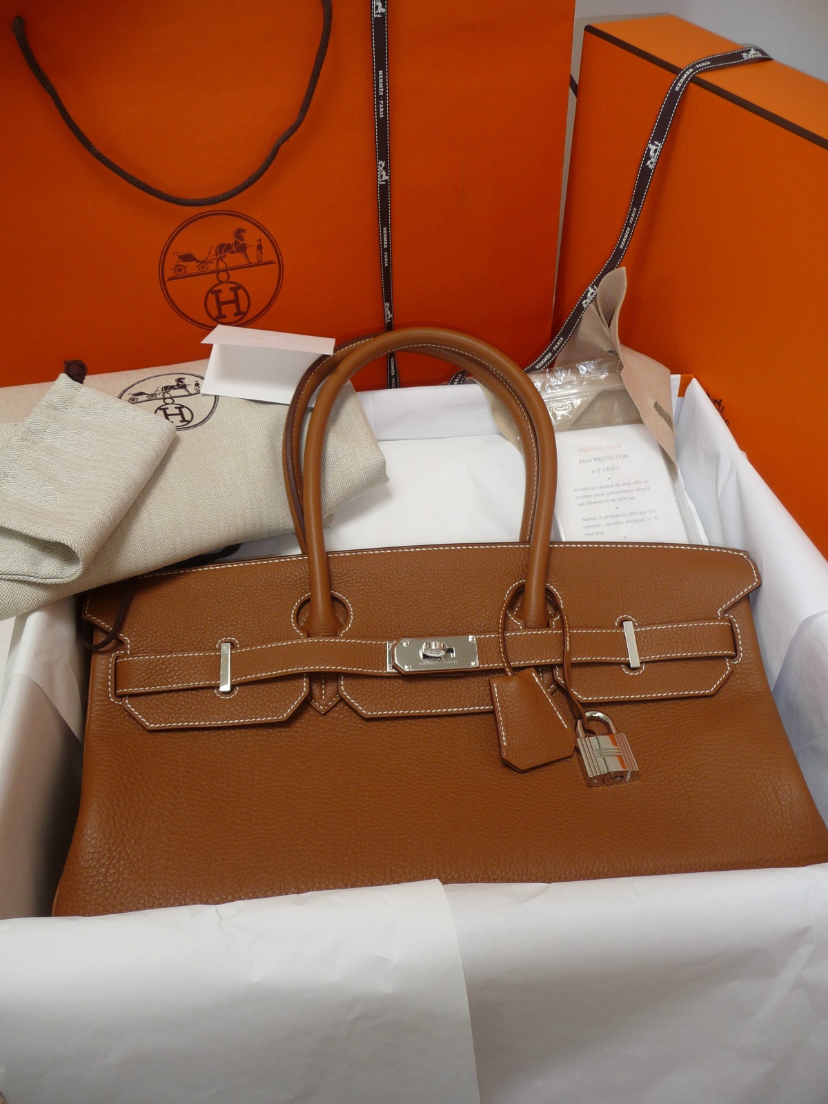 Giá quá đắt khiến cho những sản phẩm hàng hiệu cao cấp không phải là nguồn hàng chính của những đầu mối xách tay. Trong khi hàng hiệu trung cấp và bình dân lại thường được phân phối qua kênh này.