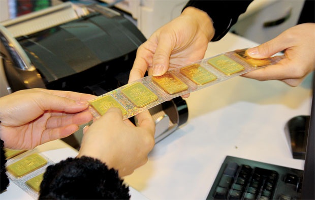 Ký kết một hợp đồng đầu tư vàng vật chất là cách để nhiều sàn vàng chui lách luật cấm.