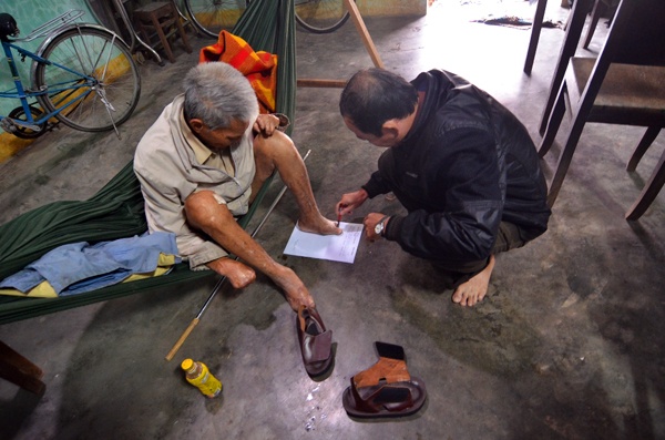 Thu 3 trieu dong/thang tu dong giay cho doi chan khong ngon hinh anh