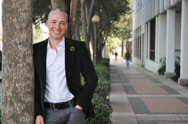 Trevor Burgess: Giám đốc điều hành (CEO) của ngân hàng St. Peterburg có 29 chi nhánh tại bang Florida, Mỹ vừa chính thức công khai là người đồng tính. Sự kiện này gây chấn động giới ngân hàng. Việc công khai giới tính của Burgess cũng là hiện tượng hiếm khi anh đang làm việc tại bang vốn không thừa nhận hôn nhân đồng tính. Trước đó, Burgess đã kết hôn với Gary Hess.