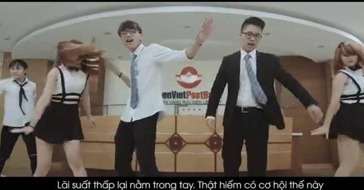 Nhan vien ngan hang lam video doc rap moi vay von hinh anh