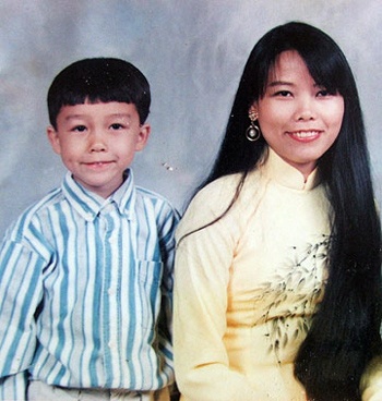 Nguyễn Bé Lory cùng với mẹ khi vừa sang Mỹ năm 1998. Ảnh: Pháp luật TP.HCM.