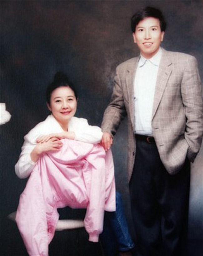 Nina Wang bên cạnh thầy bói riêng, cũng là người tình tin đồn của bà năm 2000. Ảnh: AFP.