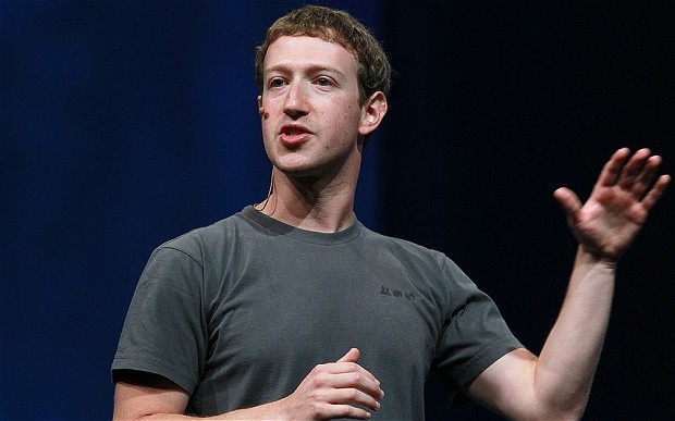 Thành công với mạng xã hội Facebook đã đưa Mark Zuckerberg - một cựu sinh viên trường... - trở thành một trong những tỷ phú trẻ nhất thế giới. Khác với sự tỉ mỉ trong công việc và sản phẩm,  Zuckerberg có cuộc sống riêng với nhiều thói quen kỳ lạ, như chỉ mặc một kiểu quần áo trong nhiều năm hay thích nằm trên sàn nhà thay vì giường ngủ như mọi người. Ảnh:  Telegraph.