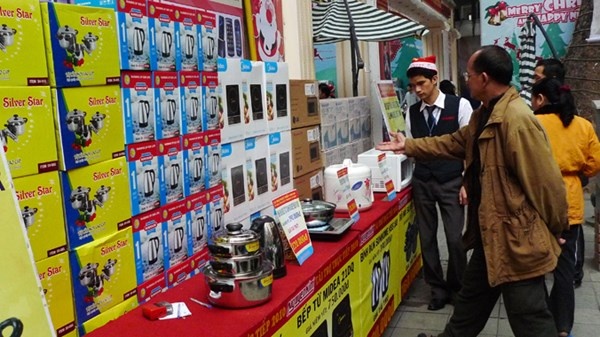 Canh giac bay khuyen mai ao cuoi nam hinh anh