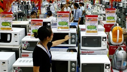 Các trung tâm điện máy thi nhau bày hàng hạ giá.