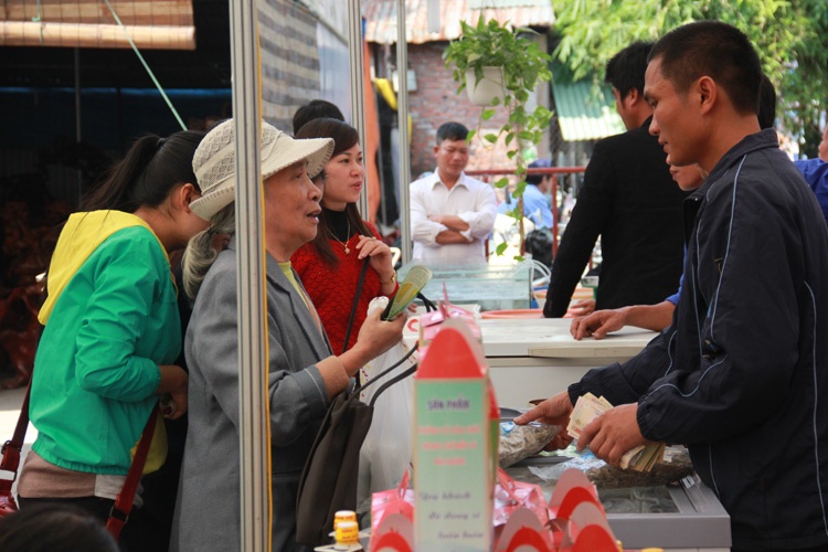 Ban hang giap Tet luong tang 400% van kho tuyen nguoi hinh anh
