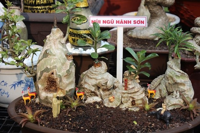 Anh Hoàng cho biết, hòn non bộ là một trong những sản phẩm mới của năm nay.