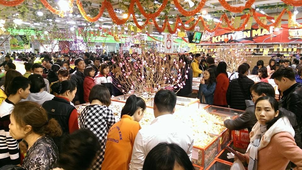 Phía trong BigC, khu vực đông nhất là các quầy bánh kẹo, thực phẩm. Khách hàng chen chúc, tranh giành nhau lấy túi đựng để có thể tiếp cận quầy kẹo bán theo cân.