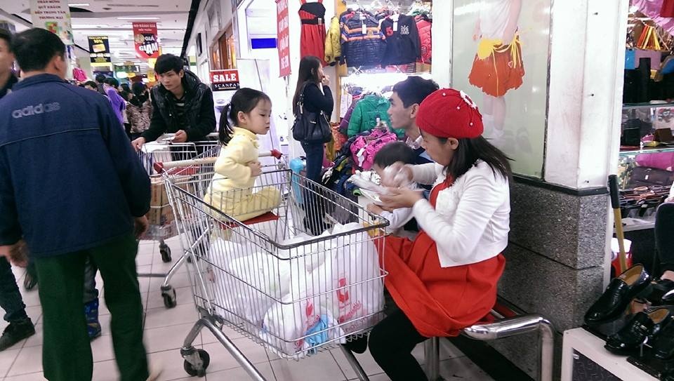 Cũng vào thời điểm này, đã rất nhiều người đi mua sắm từ sáng mới về. Đường lên xuống thang máy chật kín. Anh Sinh, chị Liên ở quận Nam Từ Liêm, Hà Nội, đi siêu thị từ 10h sáng nay để tránh chen chúc nhưng phải đến 16h mới mua đồ và thanh toán xong. Gia đình anh đã phải mua tạm cơm ngay tại siêu thị để ăn trưa.