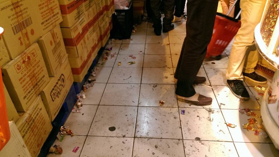 An keo chui trong sieu thi Big C Thang Long hinh anh