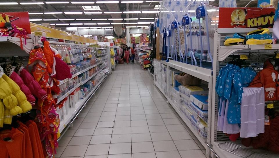 Ngược lại với quầy thực phẩm, các gian hàng thời trang, bánh mì ở BigC hiện rất vắng khách. 