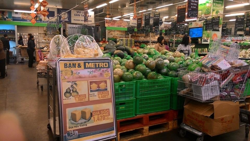 Tại Metro, năm nay, các loại hoa quả độc lạ cũng được bày bán, nhưng bị khách hàng dửng dưng dù giá rẻ hơn từ 10% đến 30% so với thị trường. Ví như một cặp bưởi song sinh Tài Lộc tại siêu thị này chỉ chưa đến 1,4 triệu đồng, trong khi dưa dấu thỏi vàng chỉ 4,4 triệu đồng/cặp.