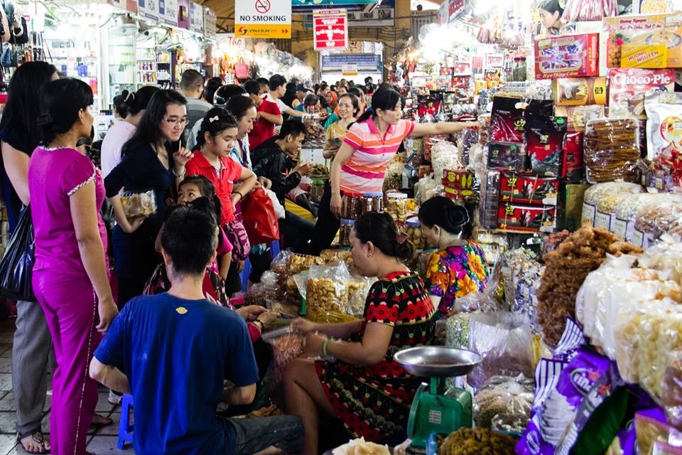 Tại các chợ ở TP HCM, người dân chủ yếu tập trung mua sắm các mặt hàng như mứt Tết, đặc sản khô. 