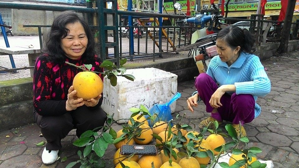 Tại các khu vực chợ truyền thống, hoa quả để bày mâm ngũ quả như bưởi Diễn nguyên cuống, bòng, chuối xanh được nguời dân chuộng mua, quan tâm sắm. Giá các sản phẩm này cao hơn so với hàng thường từ 10% đến 50% nhưng vẫn rất đắt khách. 