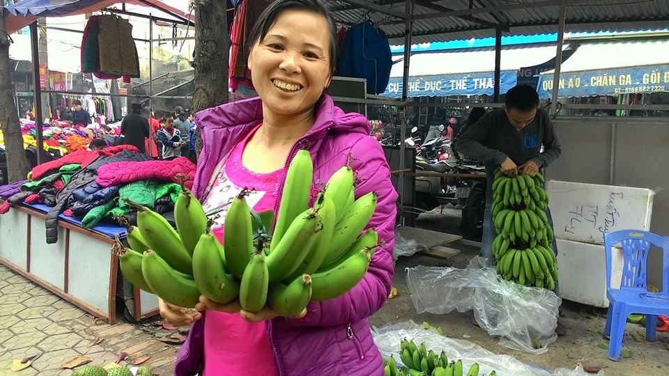 Đặc biệt, chuối xanh quả lẻ rất hiếm được nhiều khách hàng tranh nhau trả giá để mua. Giá chuối xanh quả chẵn 50.000 - 70.0000 đồng/nải nhưng quả lẻ giá đắt gấp đôi vẫn không đủ hàng bán. Một chủ hàng cho biết, nhà chị cả xe chuối chỉ có vài nải lẻ đã bán hết. Nải lẻ cuối cùng này có 17 quả, chị rao giá 150.000 đồng.