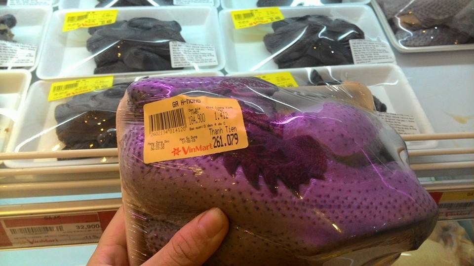 Một số mặt hàng thực phẩm như gà Mông đen bị một chủ hàng hét giá lên tới 350.000 đồng/kg, đắt gấp rưỡi so với giá hàng tại siêu thị Vinmart chùa Hà chiều nay.