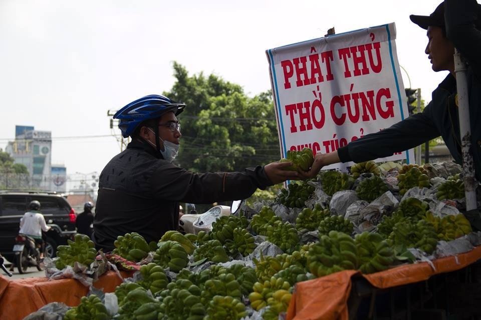 Anh Thanh quê ở Hà Tây, nhà trồng quả Phật thủ, mạo hiểm mang hàng vào TP HCM bán thử trong Tết. Quầy phật thủ của anh đặt bán tại góc lăng Ông Bà Chiểu, quận Bình Thạnh, TP HCM với giá 230.000 đồng/quả. Anh chia sẻ, dù đã sát Tết nhưng vẫn rất khó bán do nhiều người chưa biết loại quả này.