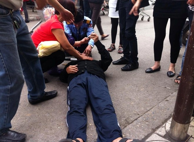 Người đến, người đi tấp nập khiến khu vực thang máy của siêu thị cũng trở thành điểm ùn tắc nghiêm trọng. Bác Thung - 76 tuổi, ở Trung Hòa Nhân Chính - ngất ngay tại sảnh BigC dù chưa lên được khu vực mua sắm vì không chịu nổi sự đông đúc.