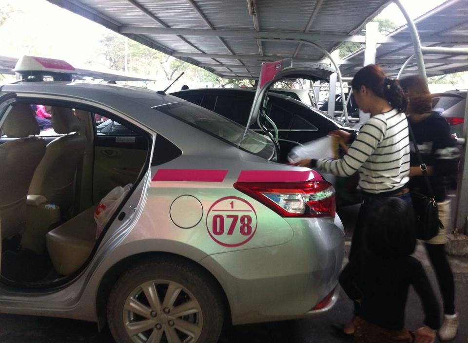 theo a Trần Văn Hiếu phụ trách điều phối taxi tại Big C Thăng Long thì tại đây luôn trong tình trạng thiếu xe, nhiều khách hàng phải tranh dành để có được xe về nhà.