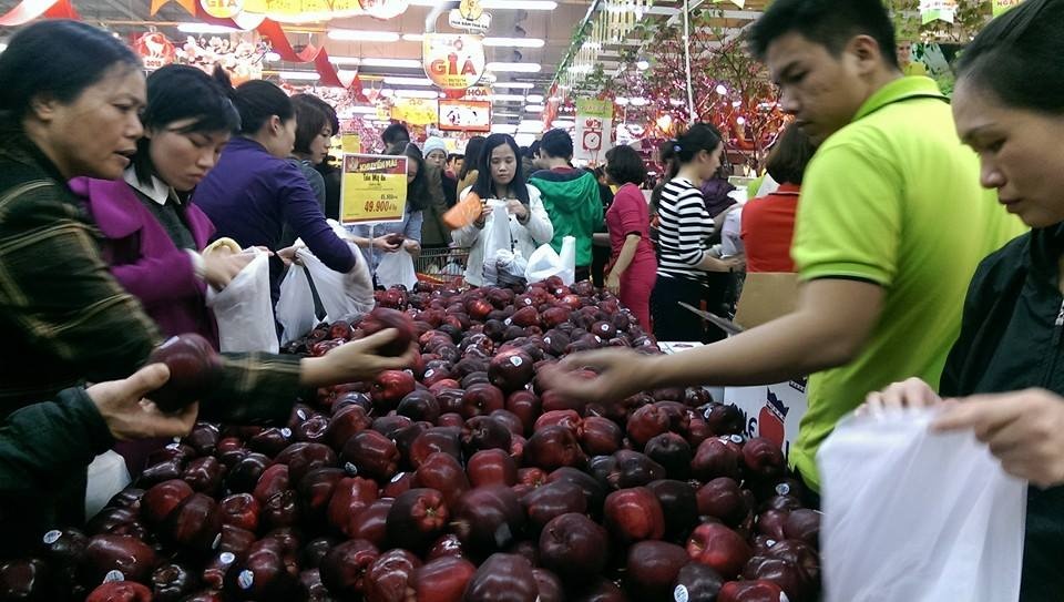  Trên biển báo giá, mặt hàng này giảm 65.900 đồng xuống còn 49.900 đồng và rất nhiều khách mua vì giá rẻ hơn so với ngoài chợ khoảng 10.000 đồng. Một khách hàng cho biết, táo này mua về chỉ để thắp hương cho đẹp vì hôm qua, thứ 7 (14/2) anh này mua 1,5 kg về ăn thử nhưng bị hỏng mất một nửa.