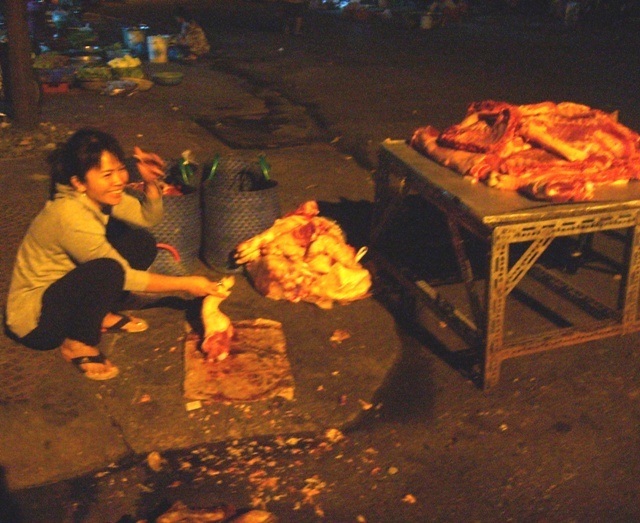 Noi lo thit ban ngay Tet hinh anh