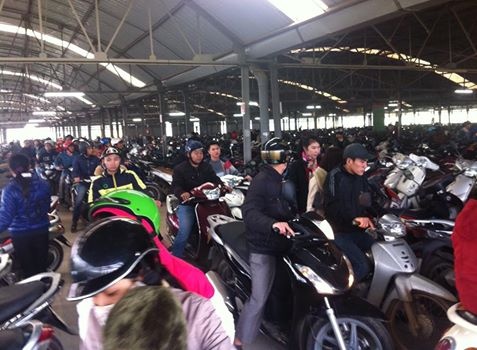 Chiều 27 Tết, trời hửng nắng trên cả hai miền khiến lượng khách hàng đổ về mua sắm tại các siêu thị đông hơn, đặc biệt là ở BigC. Lượng ngưởi đổ về BigC Thăng Long đã gây nên cảnh ùn tắc ngay ở điểm gửi xe của khu vực này dù siêu thị đã tăng gấp đôi diện tích lối vào.